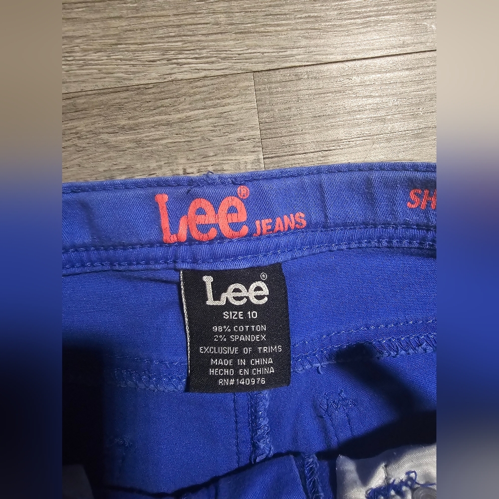 Vintage Lee Jean's girls size 10 blue shorts with decorative button - Picture 5 of 7